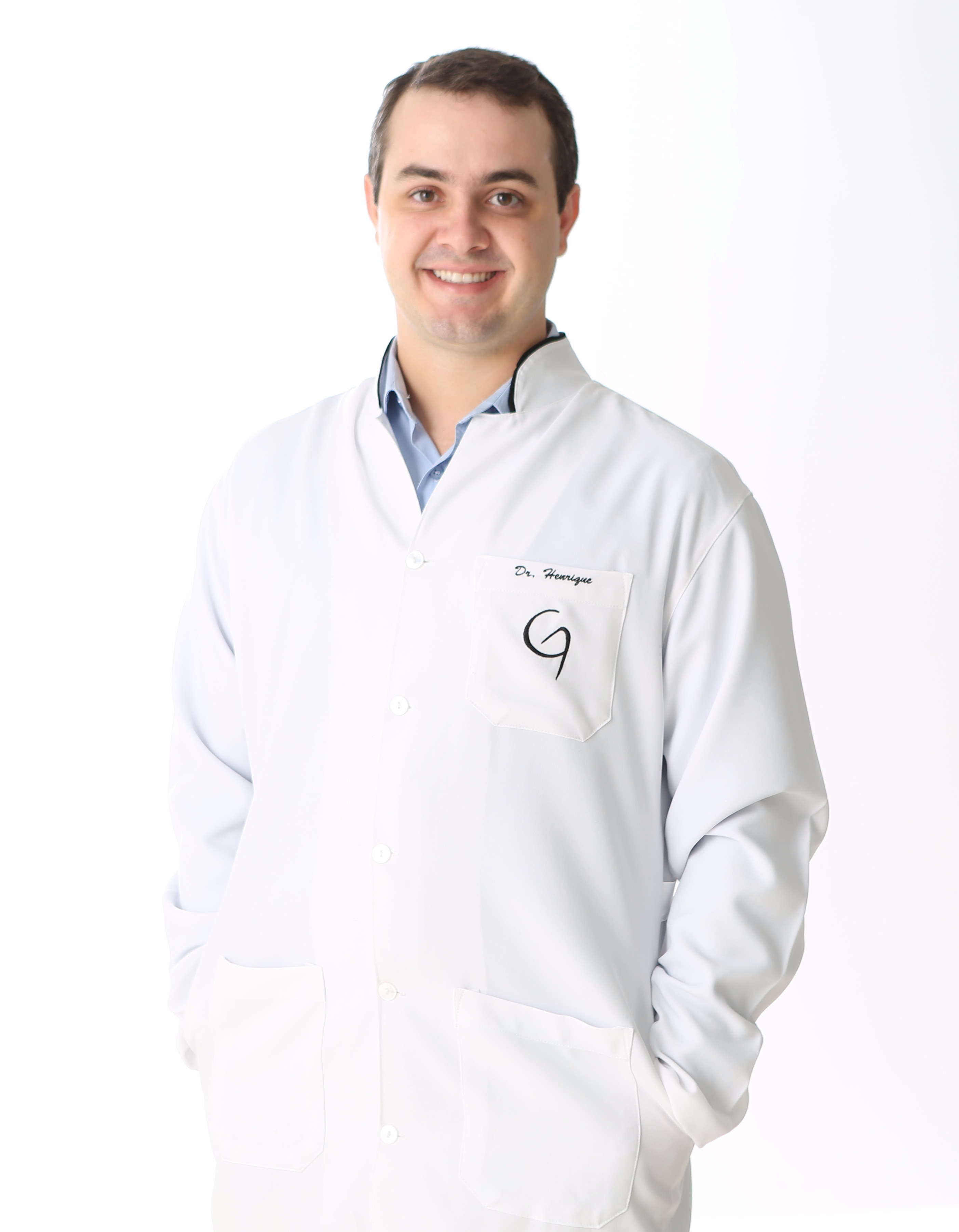 Especialista em Implantodontia, prótese e estética dental.